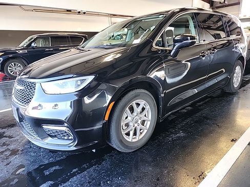 Used 2023 Chrysler Pacifica Touring-L image 2
