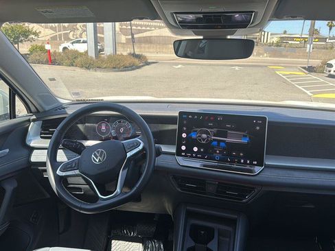Used 2026 Volkswagen Tiguan SE w/ Panoramic Sunroof Package FWD image 10