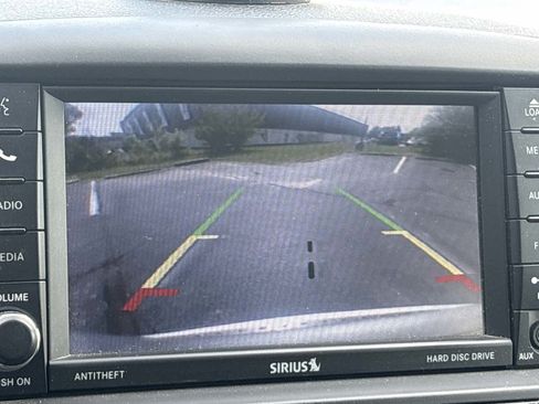 Used 2016 Chrysler Town & Country Touring FWD image 20