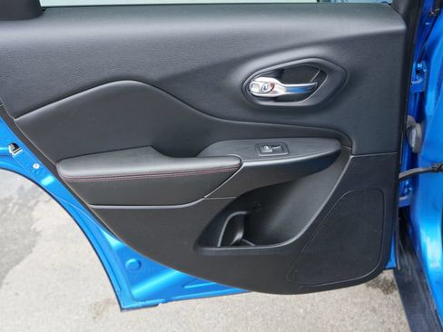 Used 2019 Jeep Cherokee Trailhawk AWD/4WD image 26