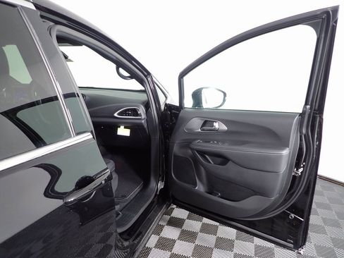 New 2025 Chrysler Pacifica Select image 31