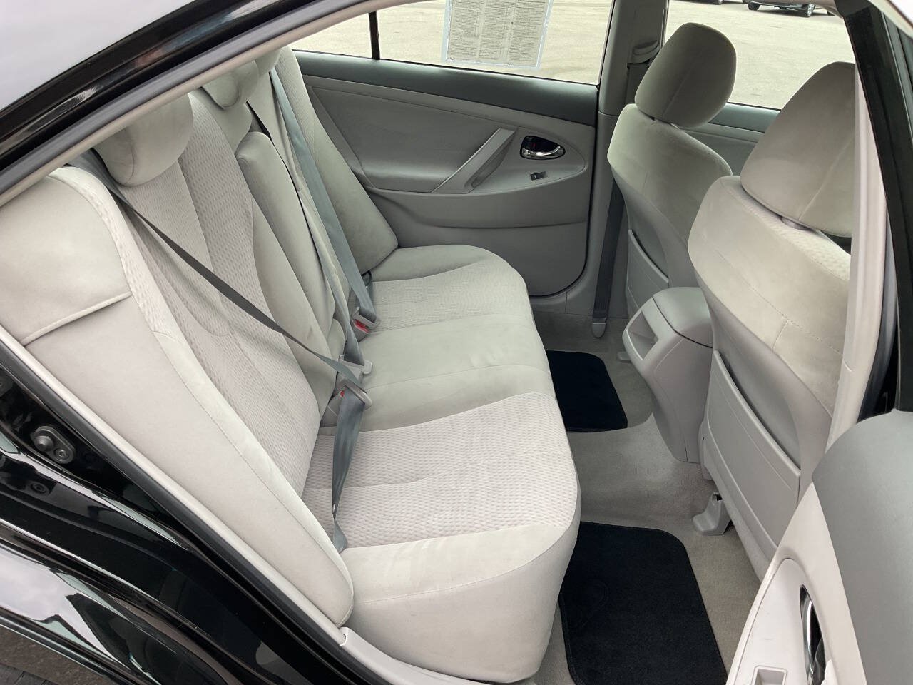 Used 2011 Toyota Camry LE FWD image 30