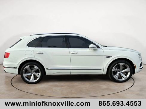 Used 2019 Bentley Bentayga image 2