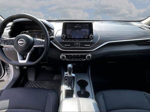 Used 2025 Nissan Altima 2.5 SV image 7