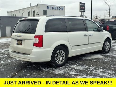 Used 2014 Chrysler Town & Country Touring-L w/ Driver Convenience Group image 4