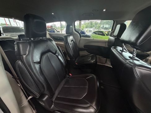 Used 2023 Chrysler Pacifica Touring-L FWD image 21