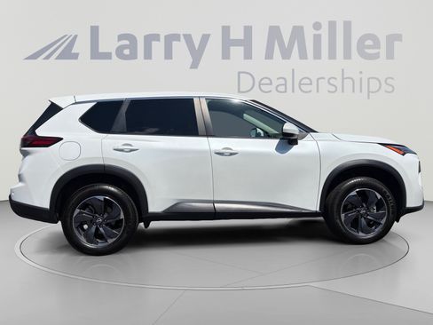 Used 2024 Nissan Rogue SV AWD/4WD image 6