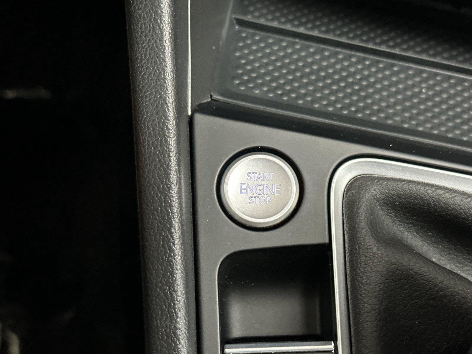 Used 2025 Volkswagen Jetta SE w/ Sunroof Package FWD image 20