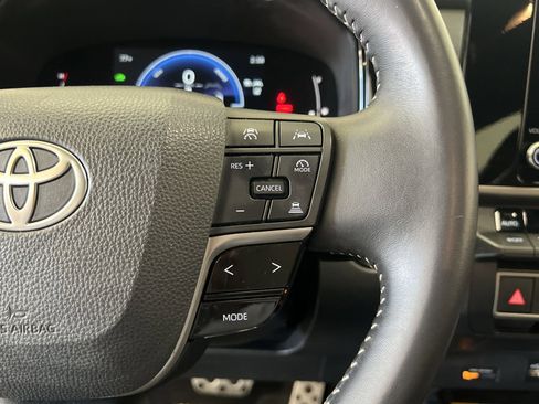 Used 2025 Toyota Camry SE image 31