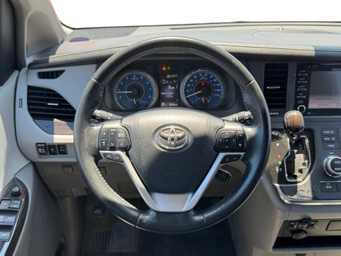 Used 2018 Toyota Sienna XLE w/ XLE Navigation Package FWD image 12