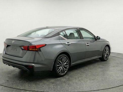 Used 2025 Nissan Altima 2.5 SV FWD image 9