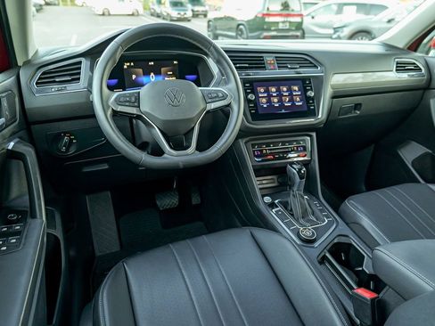 Used 2022 Volkswagen Tiguan SE AWD/4WD image 38