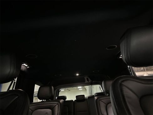 Used 2018 Lincoln Navigator Premiere image 16