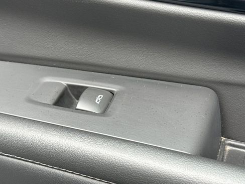 Used 2025 Chevrolet Suburban Z71 image 24