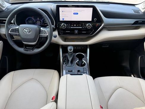 Used 2025 Toyota Highlander Limited AWD/4WD image 23