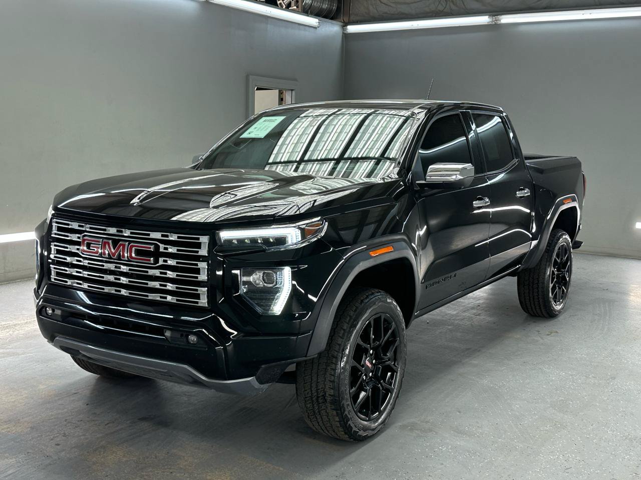 Used 2024 GMC Canyon Denali AWD/4WD image 3