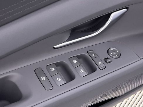 Used 2025 Hyundai Elantra SE image 15