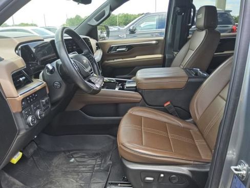 Used 2025 Chevrolet Suburban High Country AWD/4WD image 4