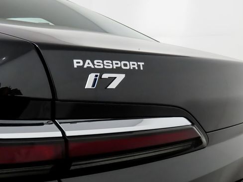 Used 2025 BMW i7 eDrive50 w/ Executive Package image 6