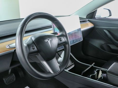 Used 2020 Tesla Model 3 Standard Range Plus RWD image 17