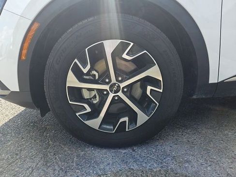 Certified 2025 Kia Sportage EX FWD image 3
