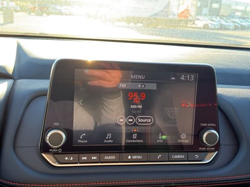 Certified 2025 Nissan Rogue SV image 18