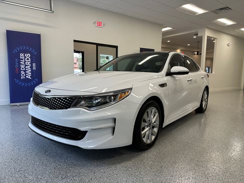 Used 2018 Kia Optima EX w/ Premium Package image 4