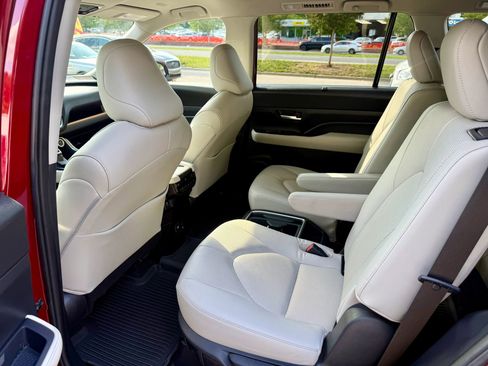 Used 2024 Toyota Grand Highlander AWD image 10