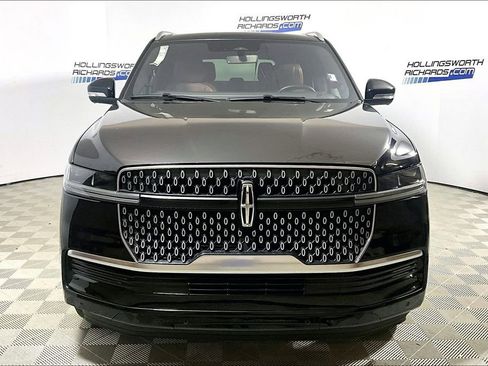 Used 2025 Lincoln Navigator Reserve AWD/4WD image 2
