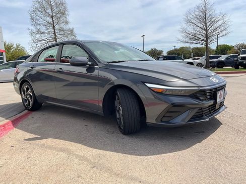 Used 2025 Hyundai Elantra SEL image 4