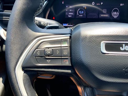 Used 2023 Jeep Grand Cherokee Altitude AWD/4WD image 23