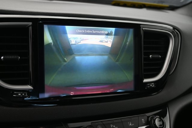 Used 2025 Chrysler Pacifica Select FWD image 28