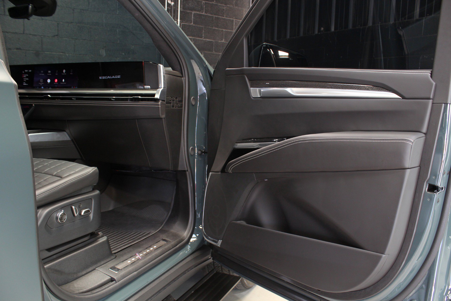 Used 2026 Cadillac Escalade V w/ LPO, ONYX Package AWD/4WD image 39