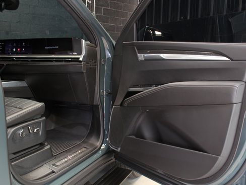 Used 2026 Cadillac Escalade V w/ LPO, ONYX Package AWD/4WD image 39