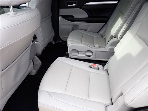 Used 2019 Toyota Highlander XLE AWD/4WD image 10