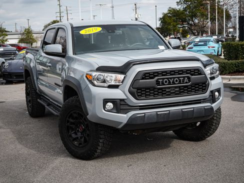 Used 2019 Toyota Tacoma TRD Off-Road image 2