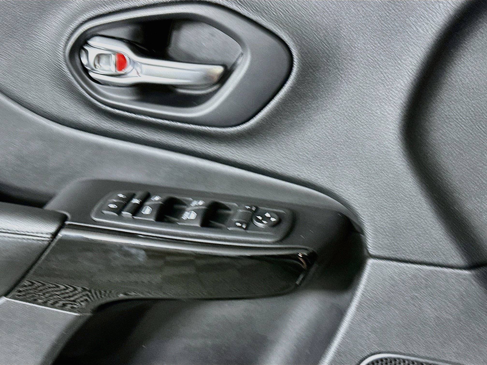 Used 2020 Jeep Cherokee Latitude Plus FWD image 15