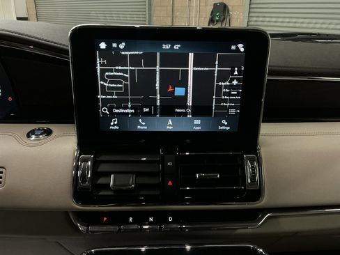 Used 2018 Lincoln Navigator Select w/ Technology Package image 32