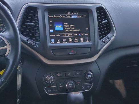 Used 2018 Jeep Cherokee Latitude w/ Cold Weather Group image 32