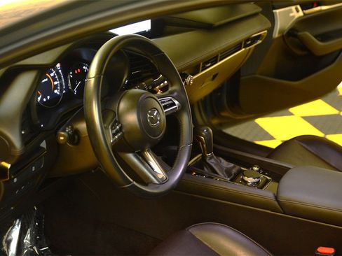 Used 2020 MAZDA MAZDA3 Hatchback w/ Premium Package image 29