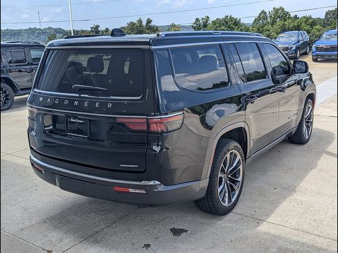 Used 2022 Jeep Wagoneer Series III w/ Premium Group I AWD/4WD image 7