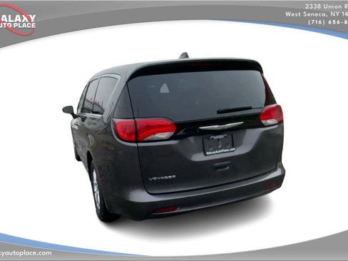 Used 2023 Chrysler Voyager LX image 7