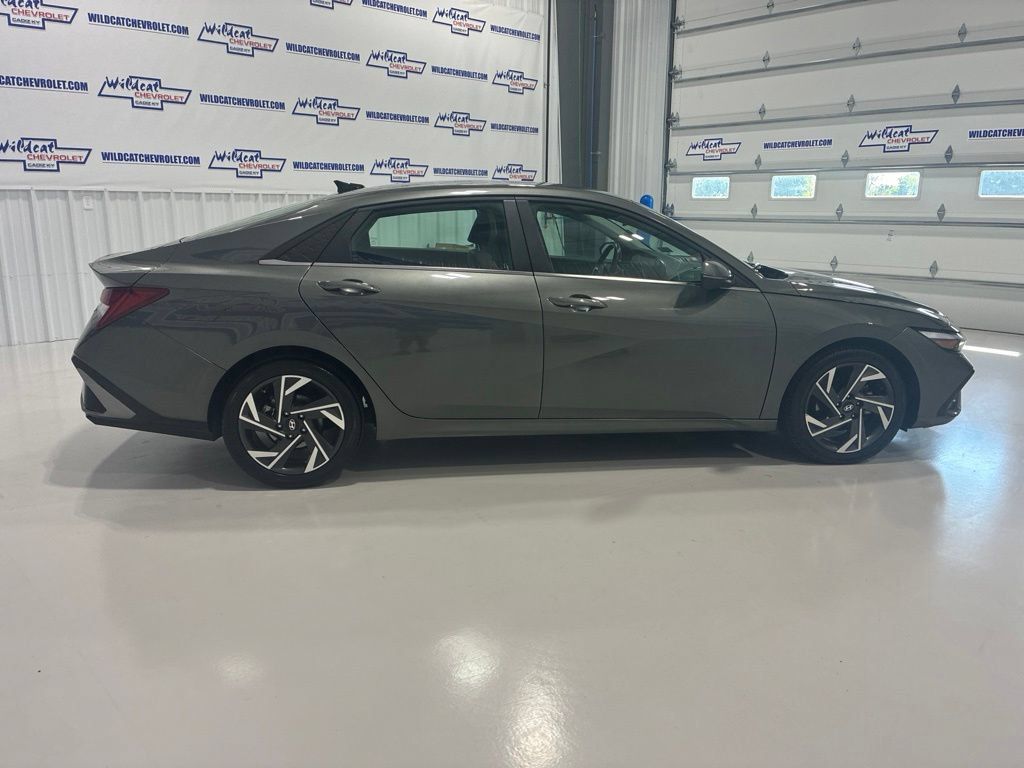 Used 2025 Hyundai Elantra Limited FWD image 6