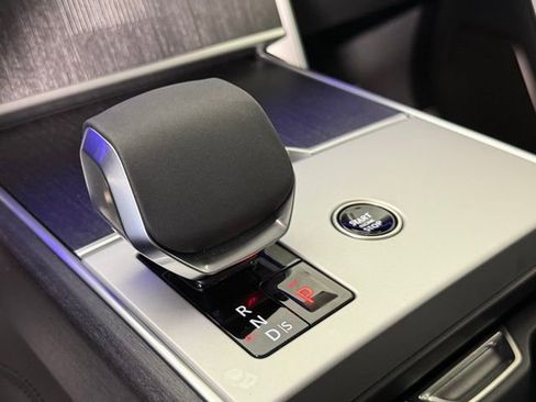 New 2025 Land Rover Range Rover Long Wheelbase Autobiography image 16