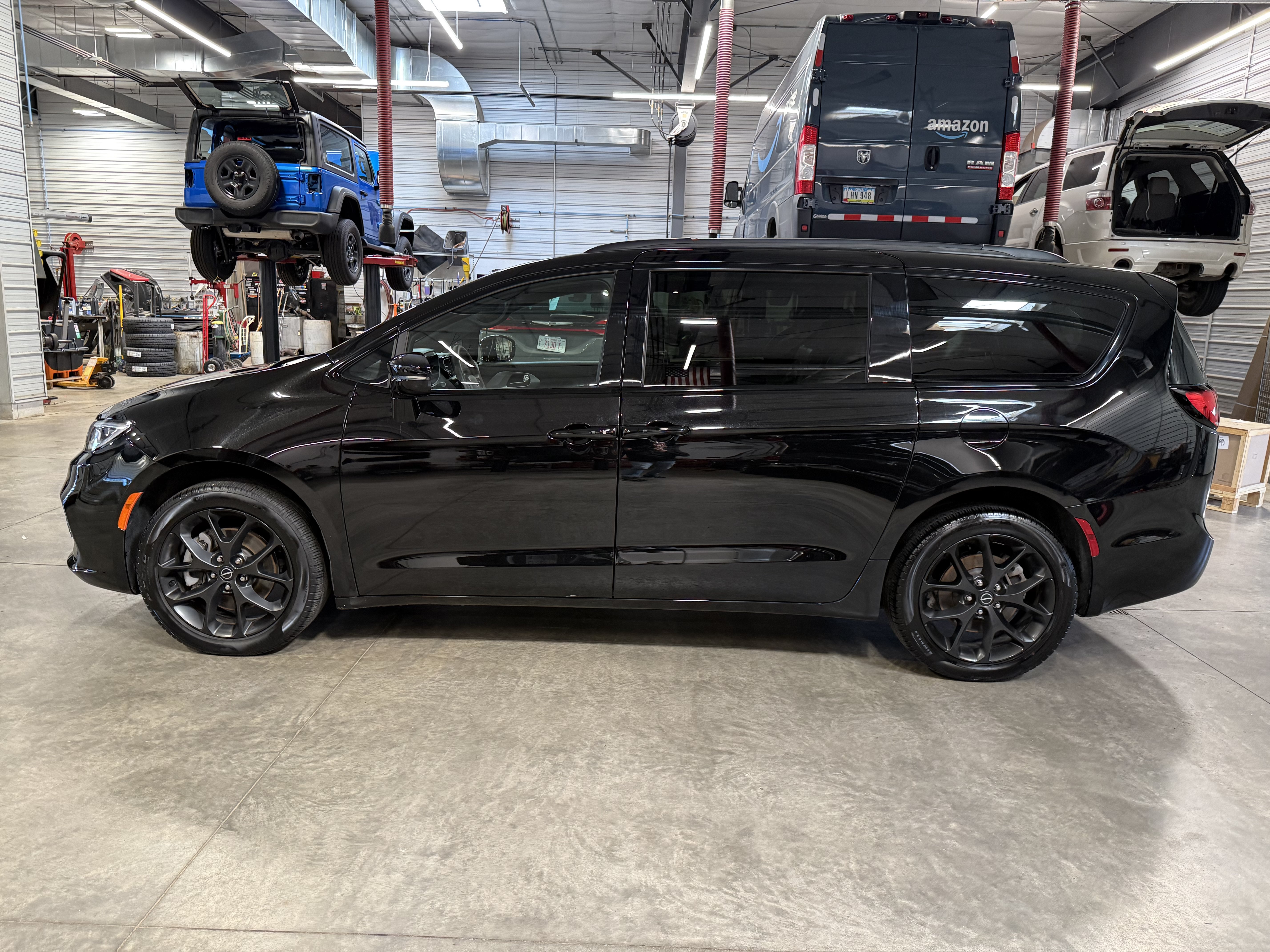 Certified 2025 Chrysler Pacifica Limited AWD/4WD image 27