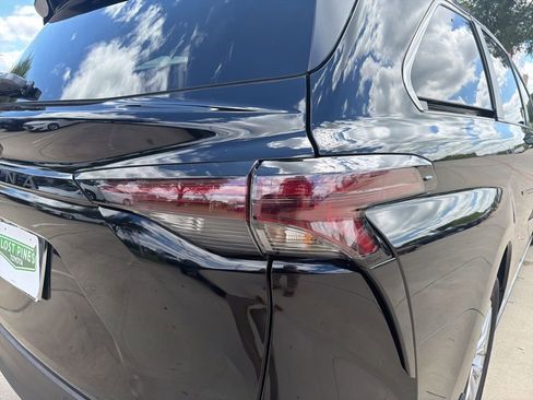Used 2026 Toyota Sienna XLE FWD image 22