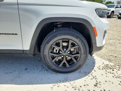Used 2024 Jeep Grand Cherokee Altitude RWD image 8