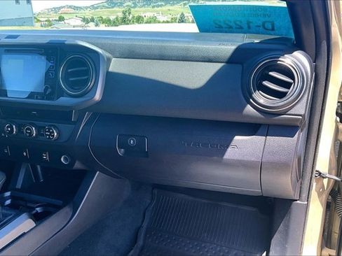 Used 2017 Toyota Tacoma TRD Sport AWD/4WD image 26