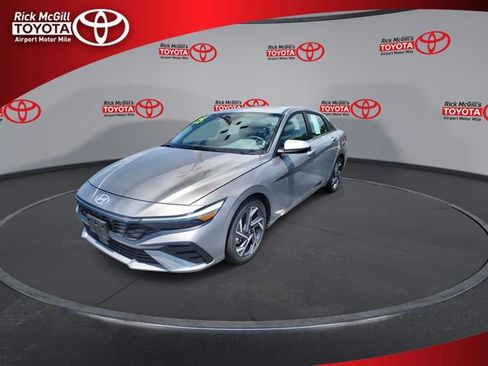 Used 2025 Hyundai Elantra SEL FWD image 4