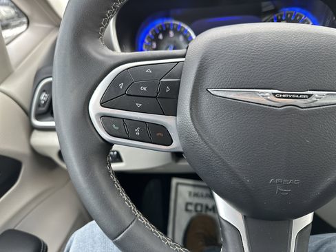 Used 2024 Chrysler Pacifica Touring-L image 19